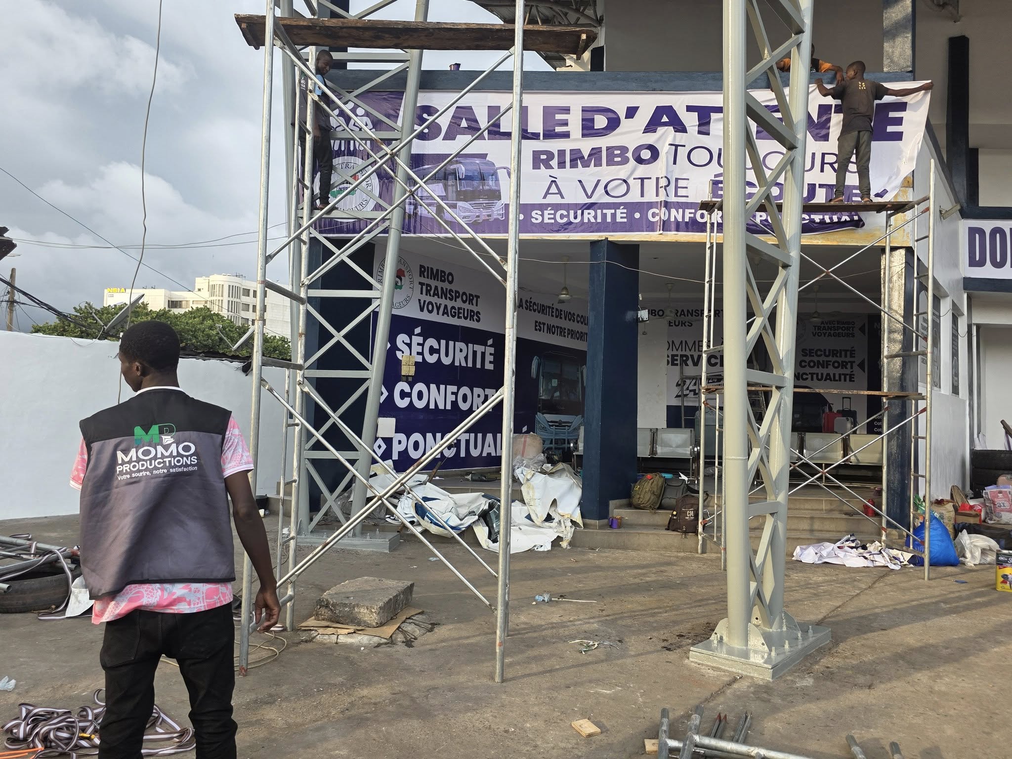 Momo Production signe le branding de la gare Rimbo TV à Cotonou